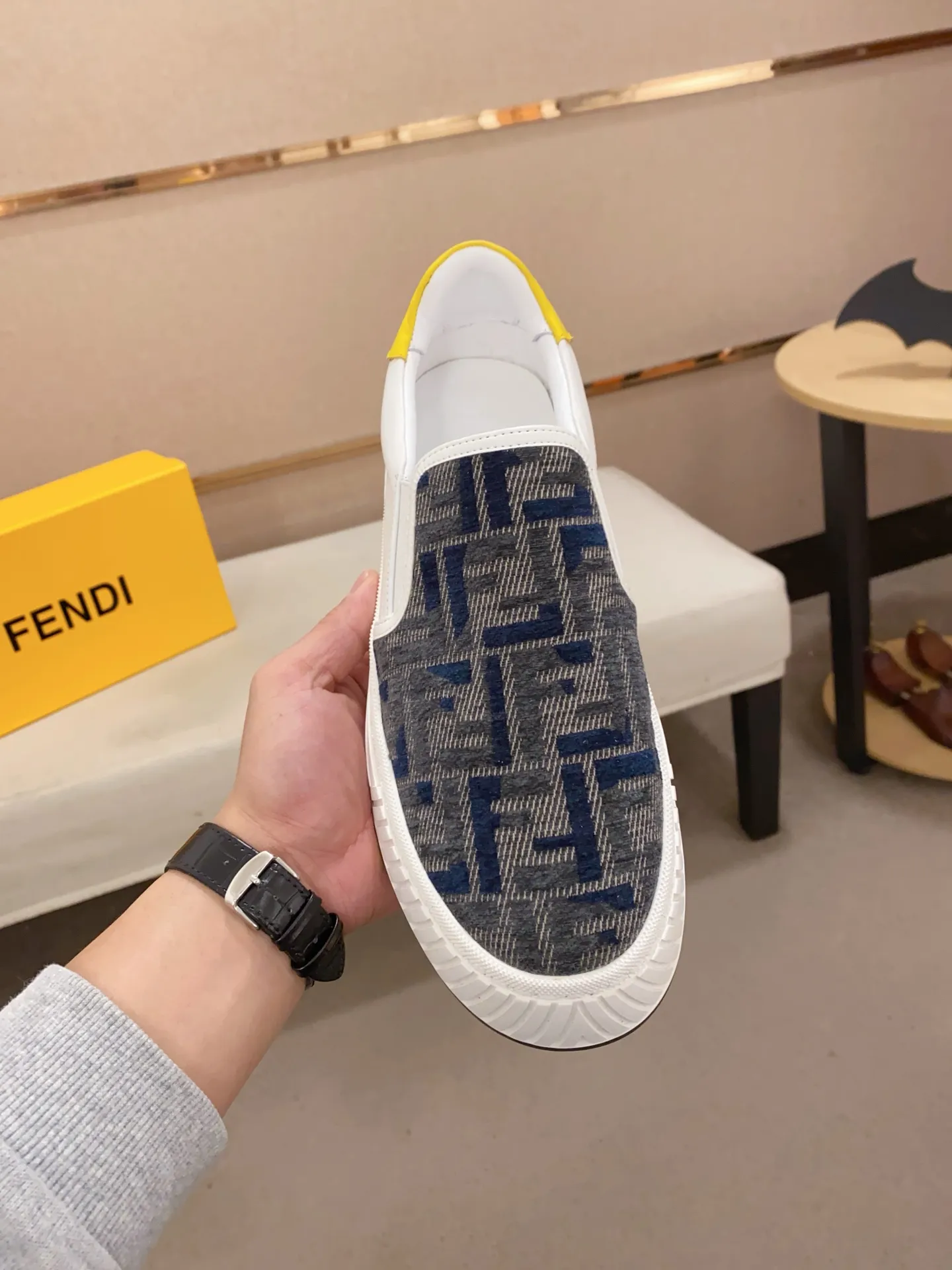 Men's shoes 💰 400💰 (fendi) New style 👊🏻 upper 🇮🇹 imported cowhide fabric 🇩🇪 lining imported sheepskin lining. The original outsole is molded to highlight the identity of every man, and the upper foot is elegant and stable🚶🏻🚶🏻The high-end custom counters reproduce the original version📯No matter the wind or rain, the shoe last remains unchanged and can withstand the verification of time🔍️,🔵 Size: 38-44